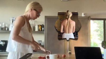 Actrița de 52 de ani și-a uimit fanii. A gătit topless „micul dejun al iubitului” și a postat clipul video pe internet