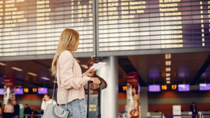Permis de conducere în 45 de minute și pașaport în 20, direct pe aeroport. Experiența unei românce stabilite de 12 ani în străinătate