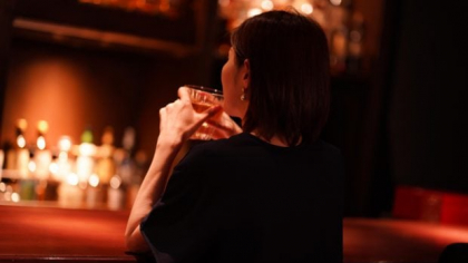 Femeile beau mai mult și decesele cauzate de alcool sunt mai dese decât la bărbați, arată un studiu care îi îngrijorează pe medici