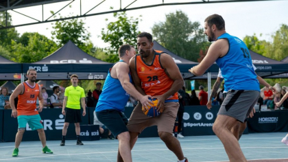 Luptătorul de K1 Benny Adegbuyi a făcut spectacol sub panourile de baschjet 3x3