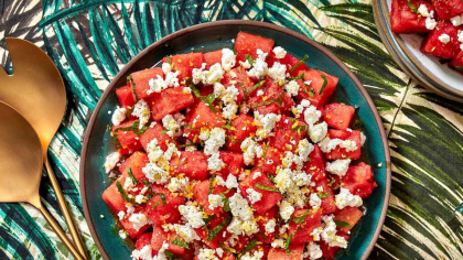 Rețetă răcoritoare de vară. Salată cu pepene, feta și explozie de arome