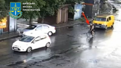 Un biciclist din Kiev a tras cu pistolul după mașina care l-a stropit. În vehicul erau o femeie și copilul ei