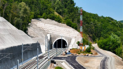S-a deschis circulația pe firul 2 al tunelului feroviar Bata, cu o lungime de peste 600 de metri, anunță ministrul Transporturilor