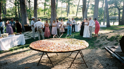 Pizza de 2,4 m în loc de tort de nuntă! Au mâncat 160 de invitați din ea