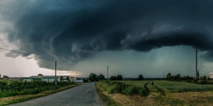 Avertizări ANM. Județele vizate de cod portocaliu și galben de vijelii și descărcări electrice