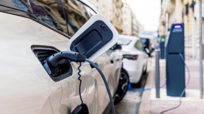 Premieră națională: Prima staţie de încărcare maşini electrice alimentată doar cu energie solară din țară s-a inaugurat în București