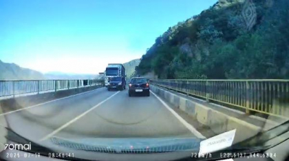Momentul în care un șofer depășește pe linie continuă și intră brusc în fața unui TIR. Imagini șocante pe drumul spre Orșova