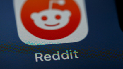 Reddit presează Google pentru un nou acord: datele pentru AI, dar și garanția traficului înapoi pe platformă