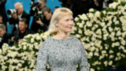 Pamela Anderson, apariție neașteptată la Met Gala 2025. Cine a însoțit-o pe actriță pe covorul roșu. GALERIE FOTO