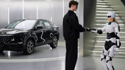 Cel mai mare exportator de autoturisme din China înlocuiește agenții de vânzări cu roboți: „Sunt la fel de insistenți”