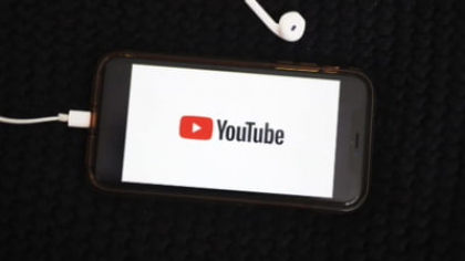YouTube încearcă să devină „aplicație care oferă răspunsuri”. O nouă funcție AI îți explică ce cauți