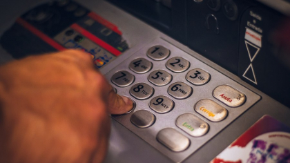 Se schimă noile reguli UE cu privire la bancomate. Totul o să fie altfel decât se știa până acum