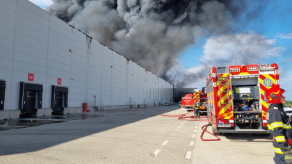 Incendiul de la centrul logistic, greu de stins. Pompierii din Giurgiu luptă cu flăcările de 15 ore