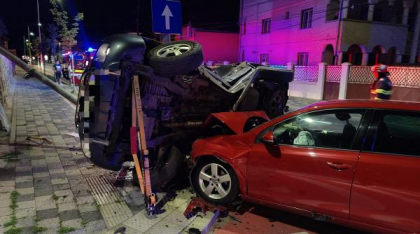 Accident între două mașini. O persoană a rămas încarcerată