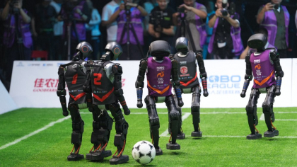 Premieră în China: primul meci de fotbal între roboți umanoizi controlați de inteligență artificială