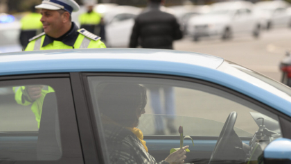 Botoșani: Polițiști rutieri cercetați de ofițerii anticorupție. Unul din ei se află sub control judiciar