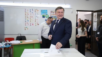 Crin Antonescu a lăudat prezența la vot a românilor, după ce a mers la urne alături de soția și fiica sa
