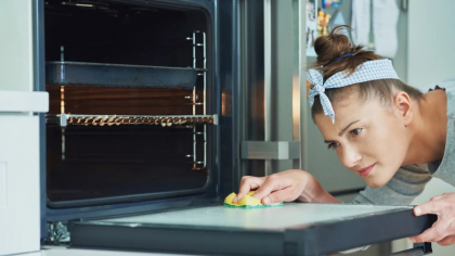 Cum să cureți rapid ușa de sticlă a cuptorului. Trucul care îndepărtează toată grăsimea și petele