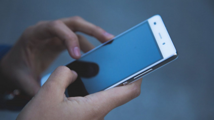 Interdicția telefoanelor în școlile din Olanda dă rezultate: elevii sunt mai concentrați și mai sociabili