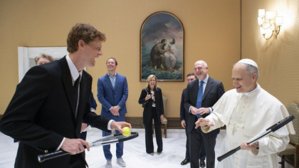 Jannik Sinner s-a întâlnit cu Papa Leon XIV și i-a oferit o rachetă de tenis: „Jucăm?”