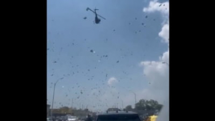 Au fost aruncați bani din elicopter la înmormântarea unui bărbat. „Poate că nu știți cine a fost tatăl meu. A fost o legendă pentru comunitatea sa” VIDEO