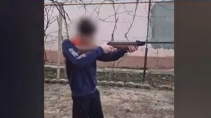 Bărbat reținut după ce și-a filmat fiul minor în timp ce trăgea cu o armă, la îndemnul său