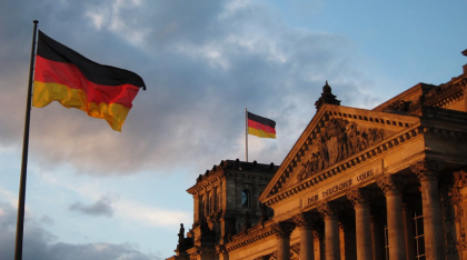 Scene incredibile în Germania: o mașină a zburat și a aterizat pe o clădire. Un copil a fost grav rănit (VIDEO)