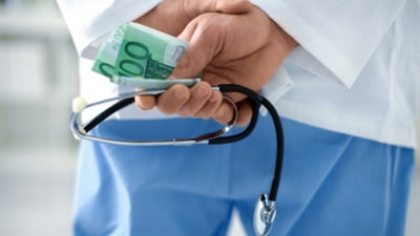Medic de la Spitalul Clinic de Urgență Floreasca prins când lua mită. Procurorii l-au prins în flagrant