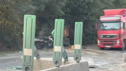 Accident grav pe Centura București. Un șofer a murit după ce o basculantă a intrat pe contrasens. Vehiculele au trecut prin parapeți
