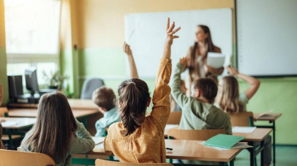 Elevii și studenții şi-ar putea primi bursele înapoi. Ce promite ministrul Educaţiei