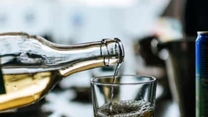 Angajat al unei primării, condamnat pentru că producea rachiu și coniac, pe care le vindea pentru diverse evenimente. Polițiștii au găsit un adevărat depozit în beciul casei sale
