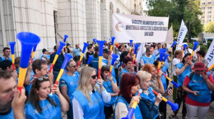 Protestele bugetarilor continuă: Angajații de la Finanțe și de la ANAF au ieșit din nou în stradă, din sporurilor tăiate