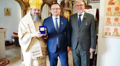 „Crucea Nordului” pentru mireni, conferită de Episcopul Macarie directorului ICR Stockholm