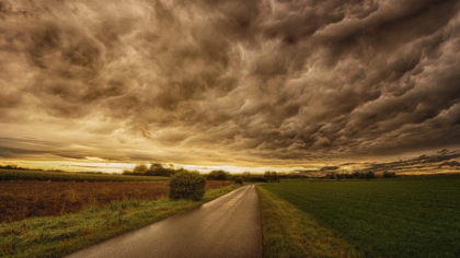 Vremea extremă face ravagii în Europa: Inundații, tornade și caniculă peste 40°C