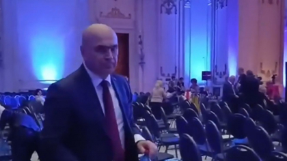 Ilie Bolojan a strâns gunoaiele lăsate în urmă de colegii săi, la congresul PNL (VIDEO)