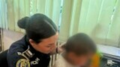Un copil de 3 ani a fost găsit singur într-un autobuz din Brașov. Și-a întâlnit mama la secția de poliție