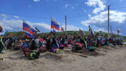 „Când vom afla întregul adevăr, țara va fi îngrozită”. Un rus a filmat un cimitir plin cu morminte proaspete ale soldaților uciși în Ucraina VIDEO