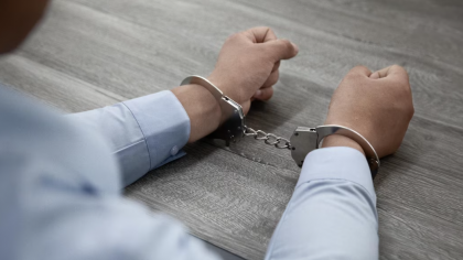 O femeie a fost ucisă de propriul soț, după ce acesta a văzut mesaje de la un alt bărbat pe telefonul ei