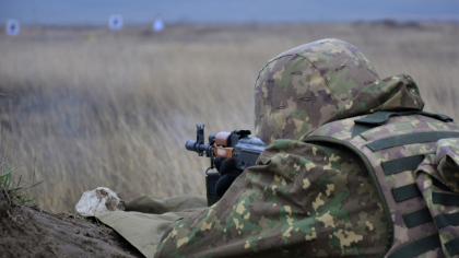 Un recrut a împuşcat mortal doi instructori militari în Ucraina