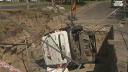 Mașină căzută într-o groapă de pe carosabil, în București. Cum s-a întâmplat incidentul