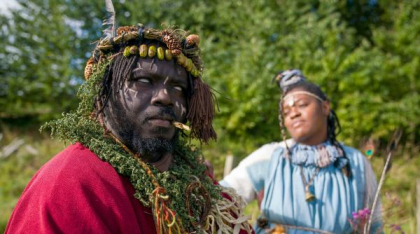 „Regatul Kubala”, format din trei persoane care s-au autoproclamat „trib african pierdut”, a fost evacuat dintr-o pădure din Scoția