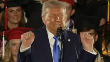 Donald Trump, reacții comice după un concurs feminin: ”S-o fac sau nu? Știu că voi avea probleme cu soția...” VIDEO