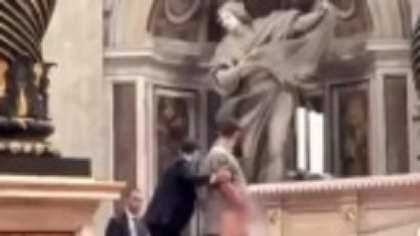 Un individ dezbrăcat a vrut să urineze pe altarul Basilicii Sfântul Petru. Papa Leon a cerut urgent un ritual „de reparație”