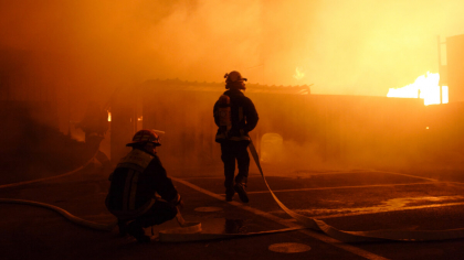 Grecia, din nou în flăcări. Mii de pompieri luptă cu un incendiu devastator care mistuie regiunea Attica, lângă Atena
