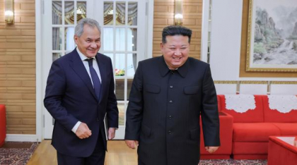 Putin l-a trimis pe Șoigu la Phenian cu o „misiune specială”. A fost primit de Kim Jong Un, cu care s-a îmbrățișat