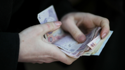 Cu cât sunt mai mari salariile de la stat față de cele din mediul privat / Anii cu alegeri au dus la creșterea decalajului / Guvernul tocmai a tăiat cel mai întâlnit spor din sectorul bugetar