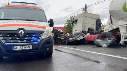 Trei oameni au murit pe DN7, la Bascov, Argeș, după ce un autoturism s-a izbit violent de o cisternă