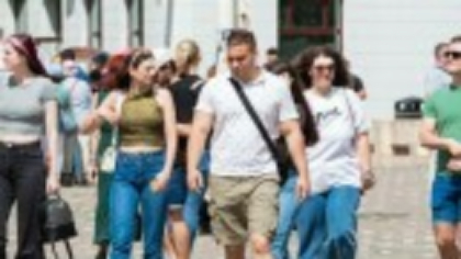 Vremea azi, 21 iunie. Temperaturile se mențin normale, însă ploile surpriză pot strica planurile de weekend