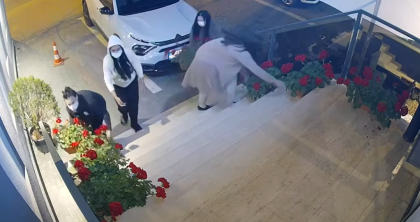Furt bizat la un hotel din Craiova. Femei deghizate cu măști de protecție au plecat cu ghivece cu flori (VIDEO)
