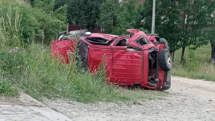 Accident mortal pe calea ferată. Adolescent mort într-o mașină spulberată de tren
